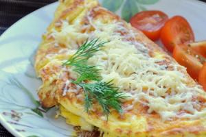 Рецепты простые и вкусные: пышный омлет, с молоком, с сыром, с колбасой, с помидорами и с грибами