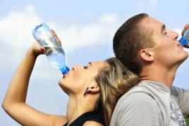 पोषण विशेषज्ञों से सलाह: वजन कम करने और सूजन से बचने के लिए आपको कितना पानी चाहिए और इसे सही तरीके से कैसे पीना चाहिए